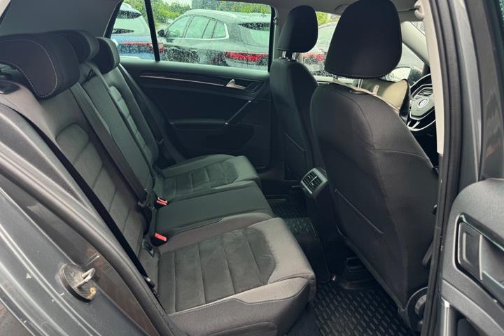 Grå VW Golf VII fra 2018