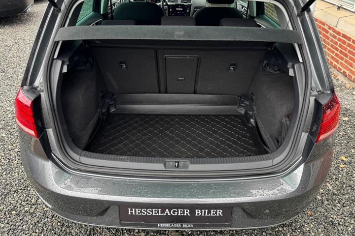 Grå VW Golf VII fra 2018