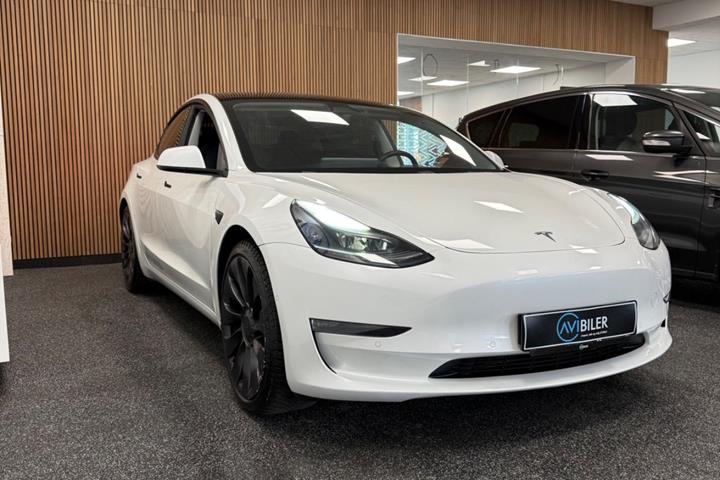 Hvid Tesla Model 3 fra 2020