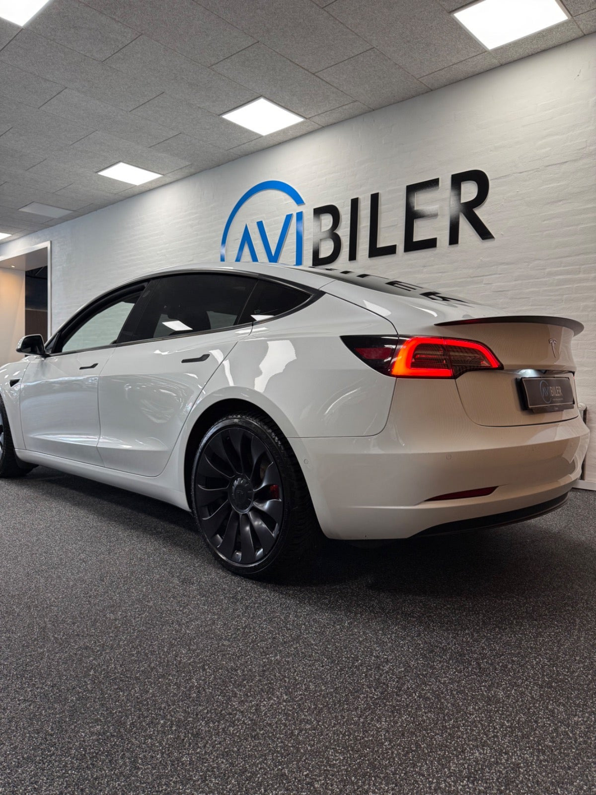 Hvid Tesla Model 3 fra 2020