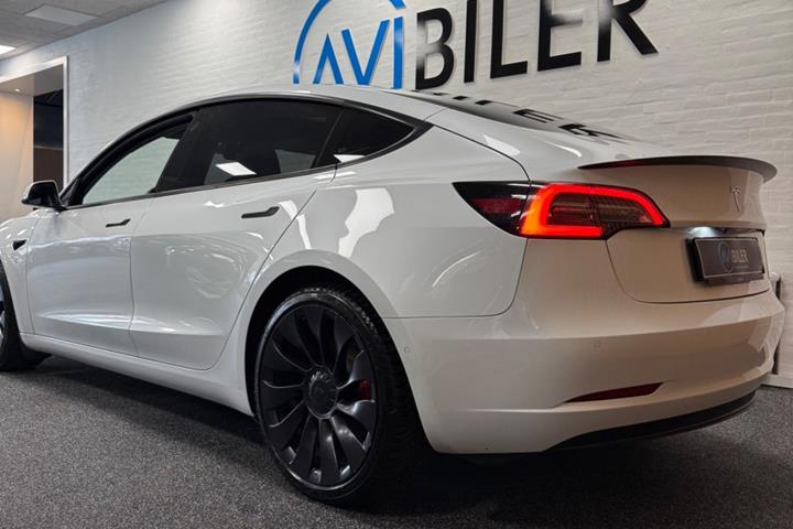 Hvid Tesla Model 3 fra 2020