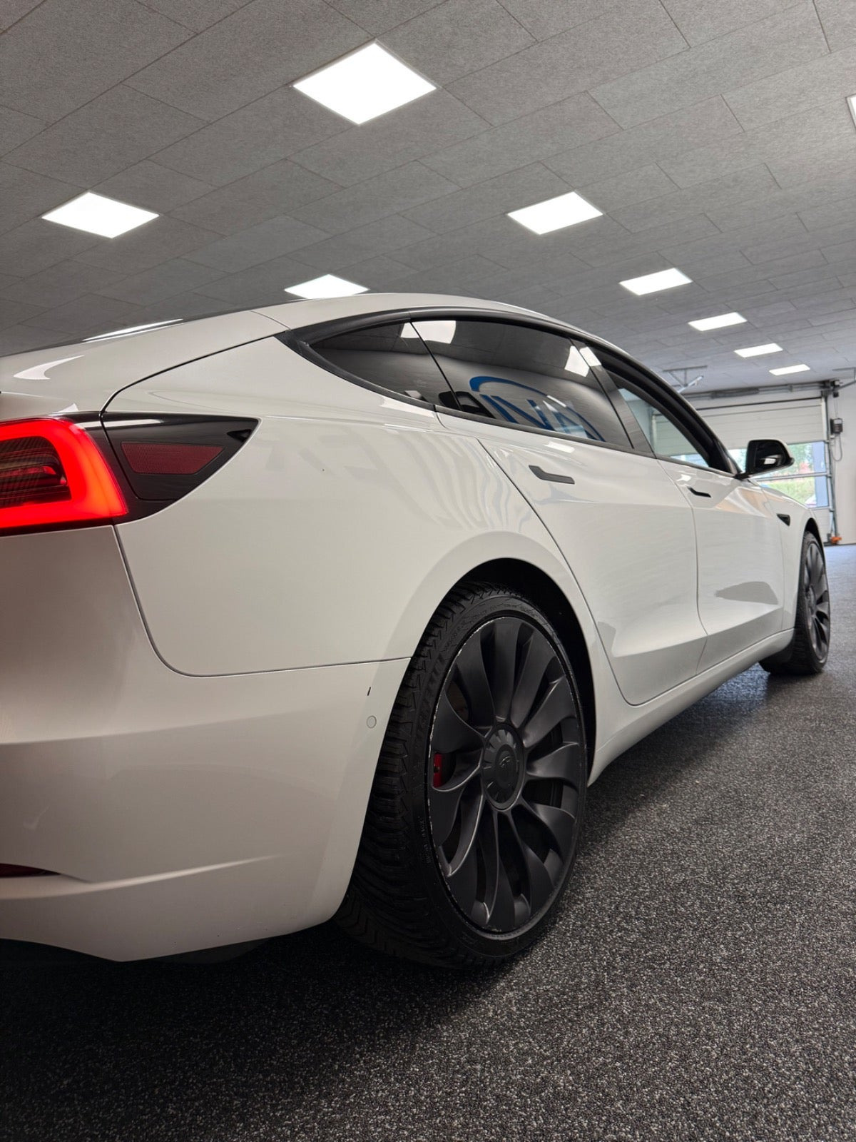 Hvid Tesla Model 3 fra 2020