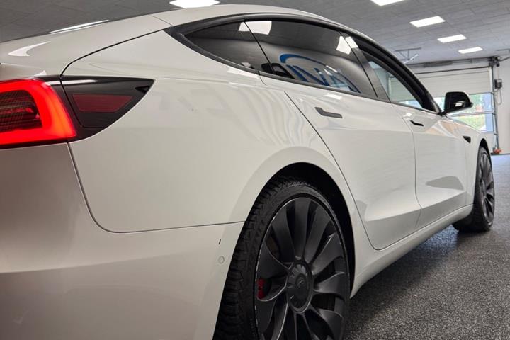 Hvid Tesla Model 3 fra 2020