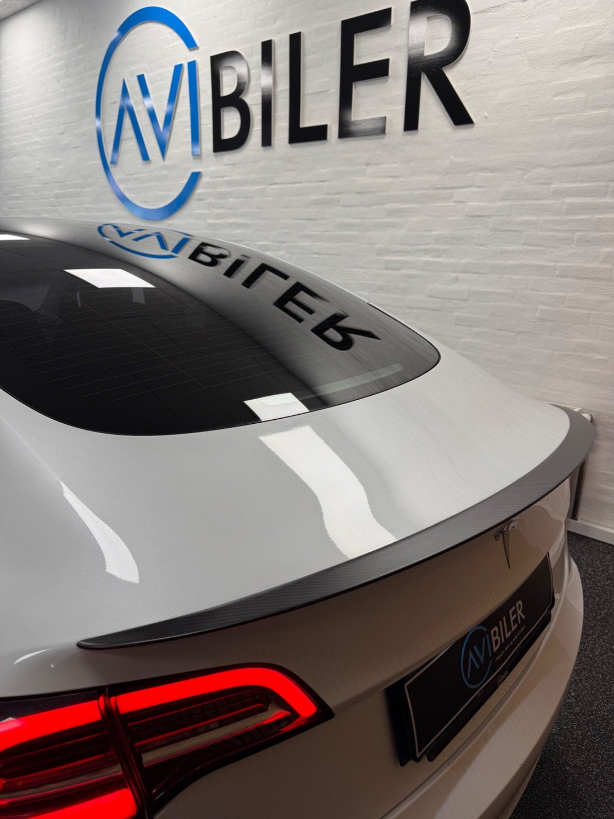 Hvid Tesla Model 3 fra 2020