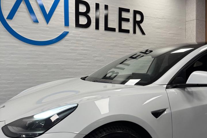 Hvid Tesla Model 3 fra 2020