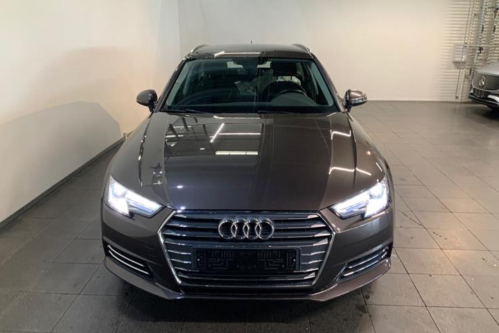 Brun Audi A4 fra 2017