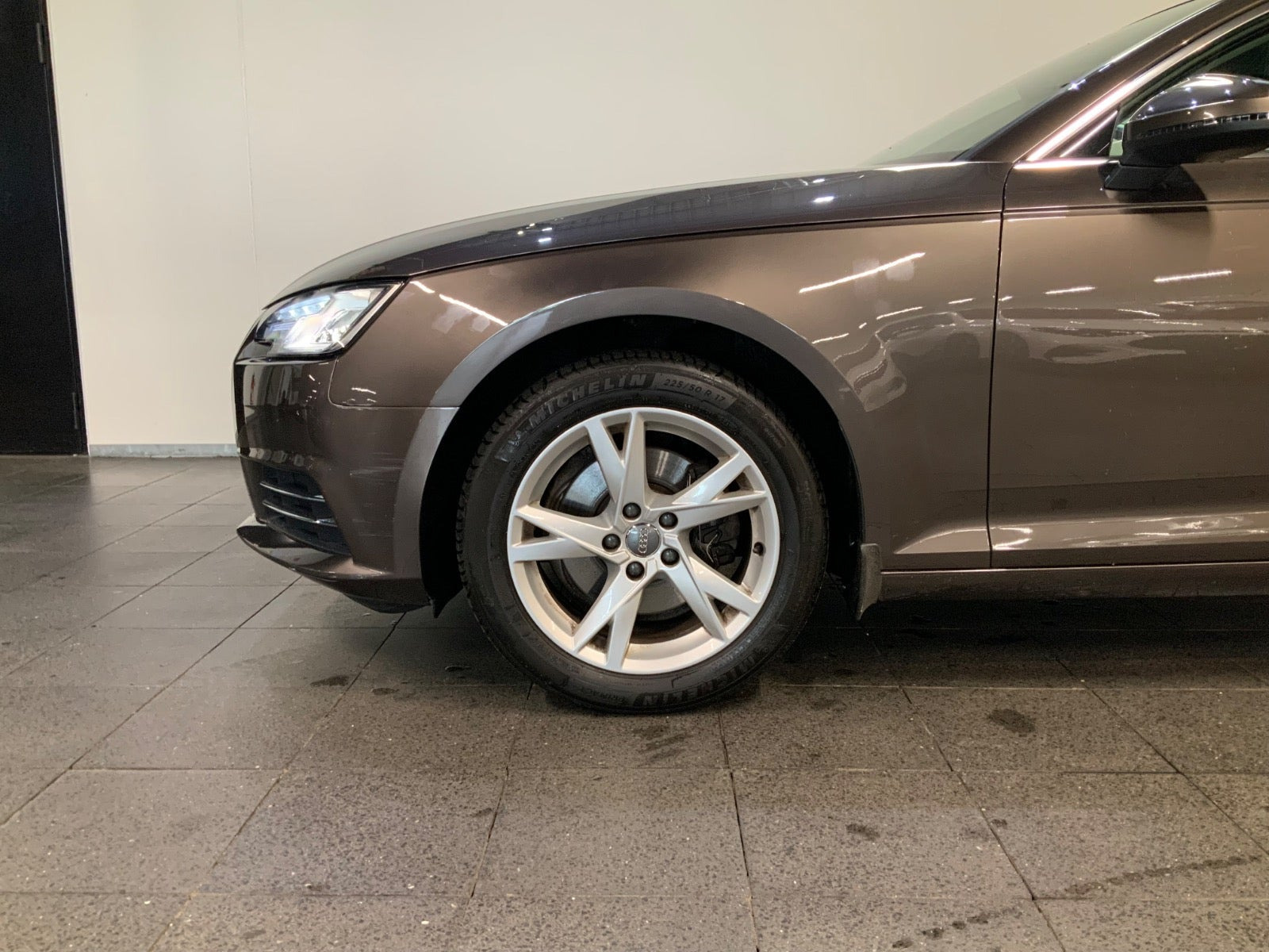 Brun Audi A4 fra 2017