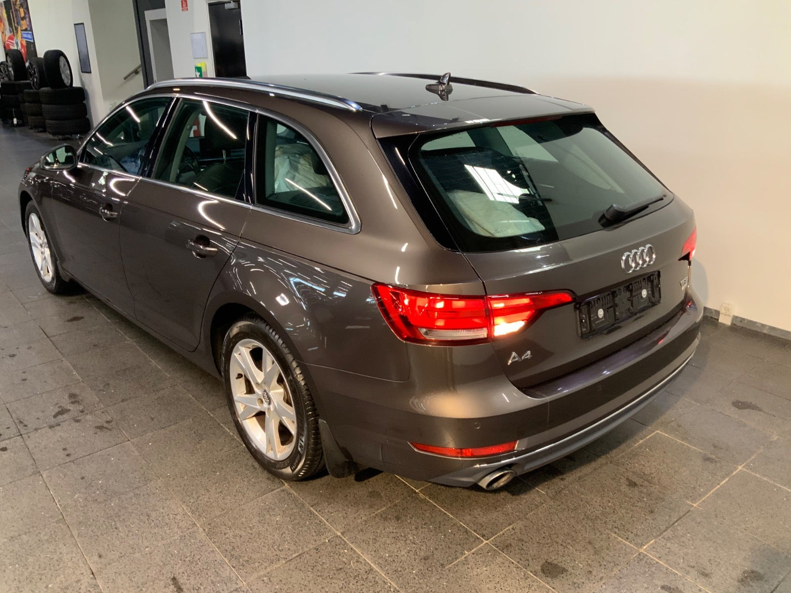 Brun Audi A4 fra 2017