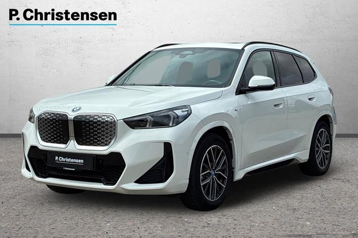 Hvid BMW iX1 fra 2024 set udefra