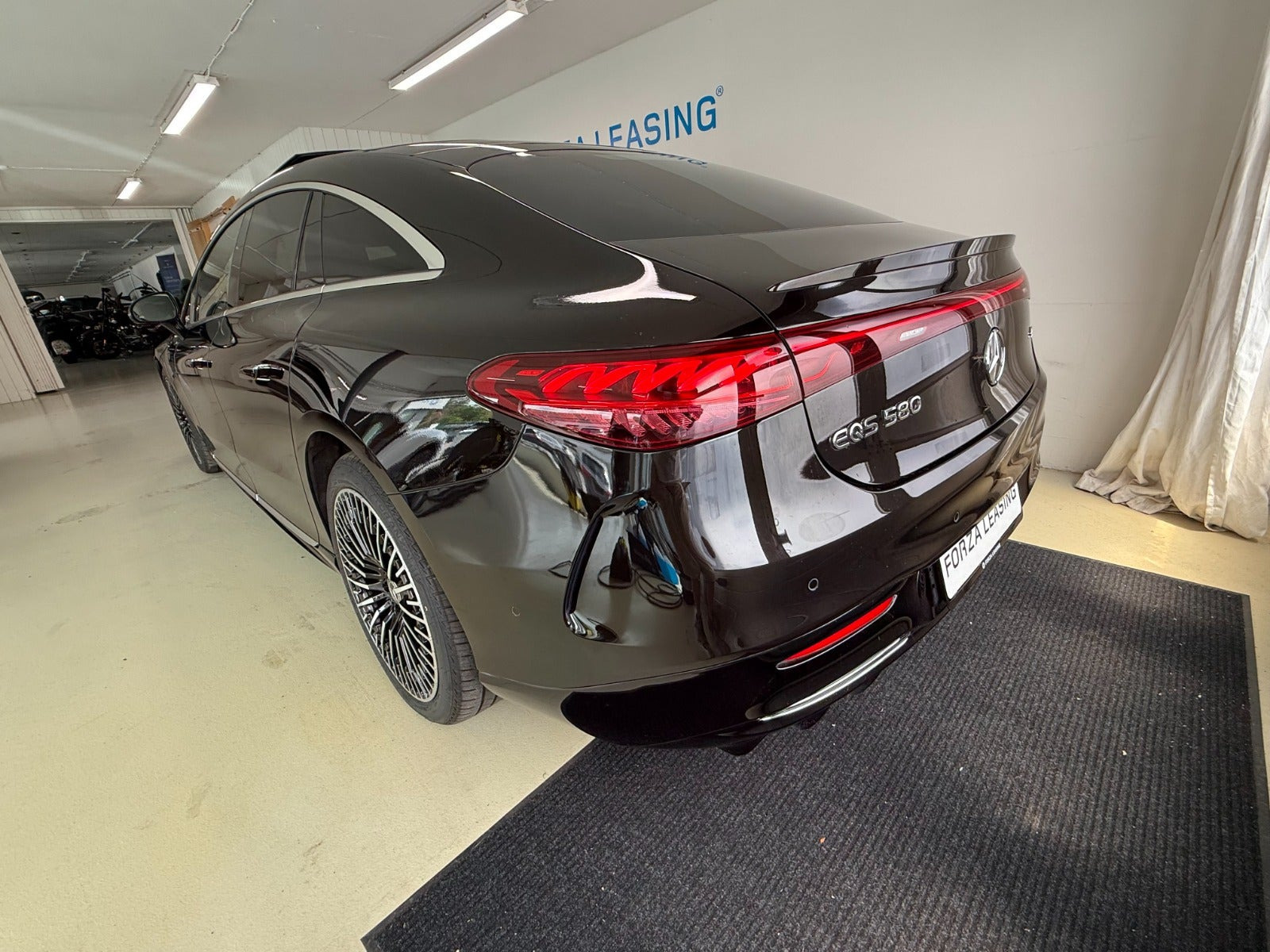 Sort Mercedes EQS580 fra 2023