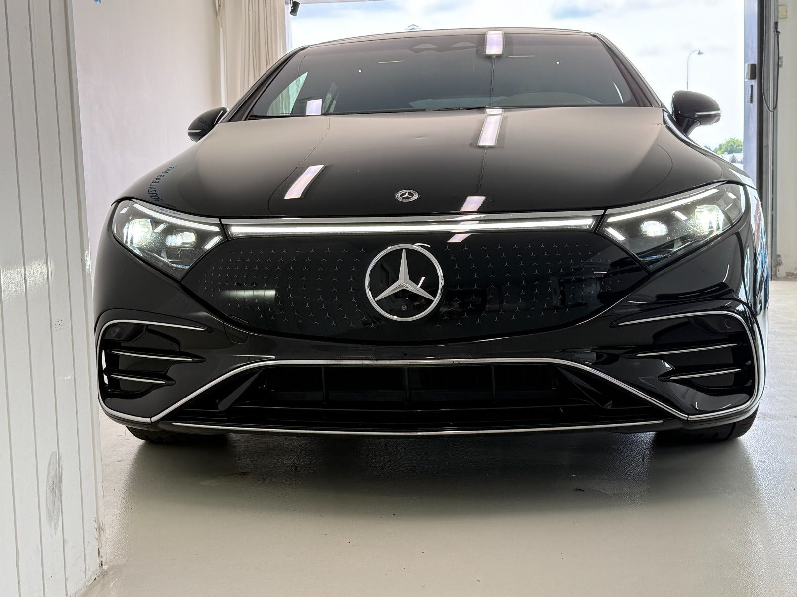 Sort Mercedes EQS580 fra 2023