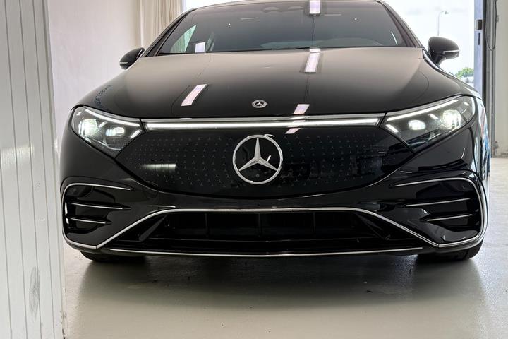 Sort Mercedes EQS580 fra 2023