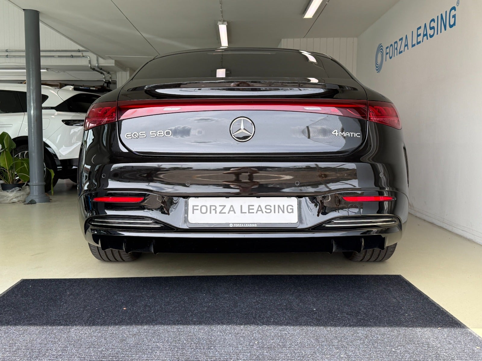 Sort Mercedes EQS580 fra 2023