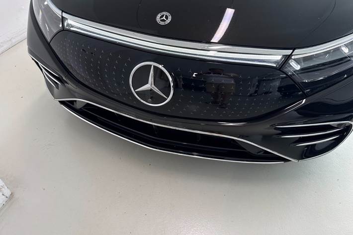 Sort Mercedes EQS580 fra 2023