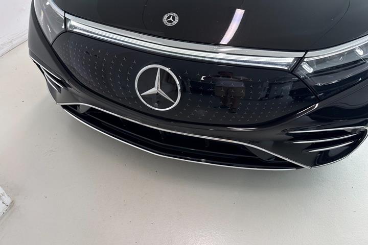 Sort Mercedes EQS580 fra 2023