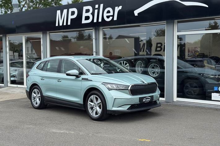 Turquoise Skoda Enyaq fra 2023 set udefra
