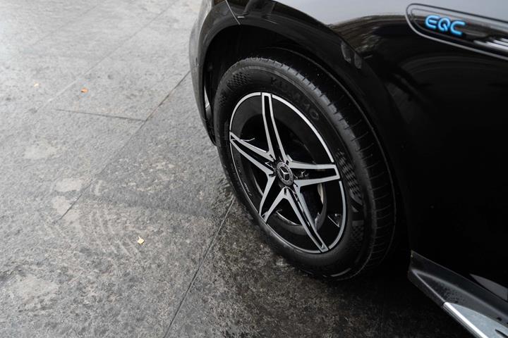 Sort Mercedes EQC400 fra 2020