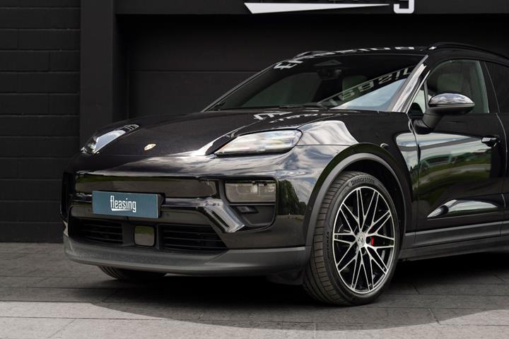 Sort Porsche Macan 4S fra 2025 set udefra
