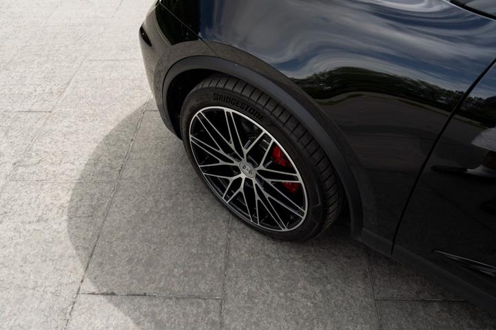 Sort Porsche Macan 4S fra 2025 set udefra