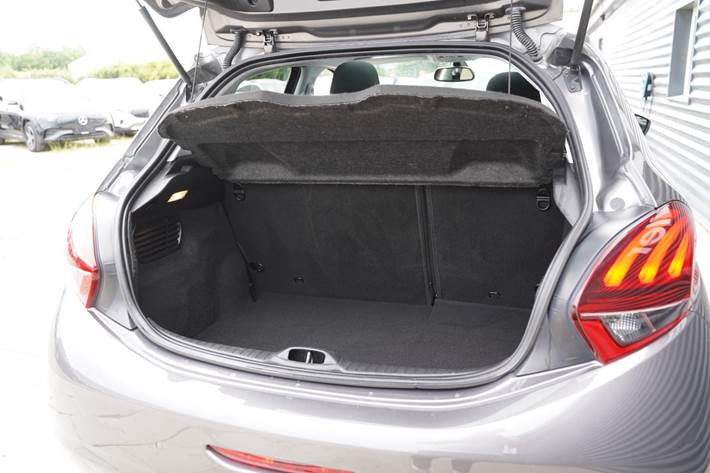 Grå Peugeot 208 fra 2018