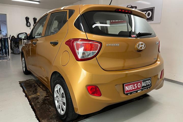 Gul Hyundai i10 fra 2015