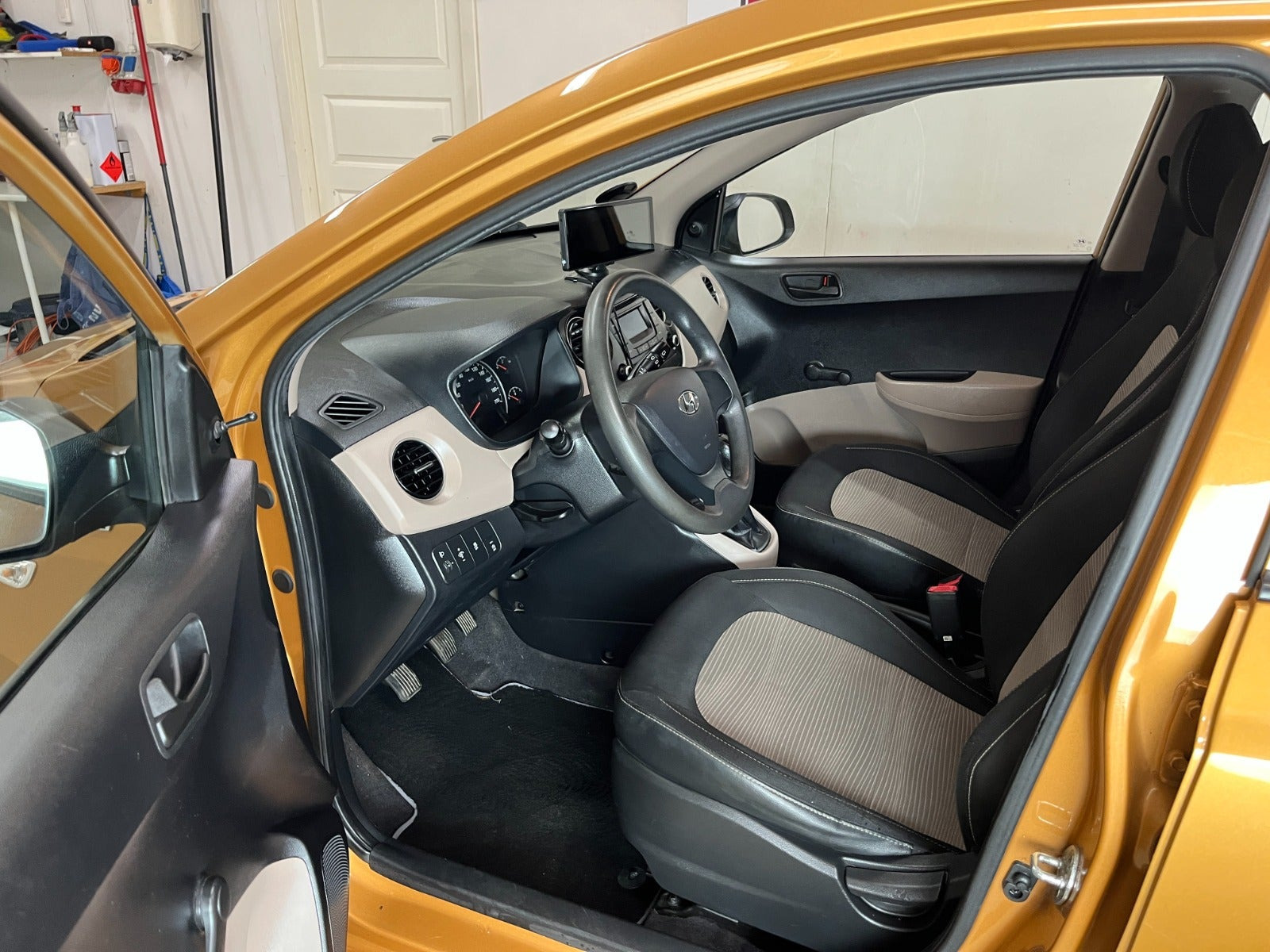 Gul Hyundai i10 fra 2015