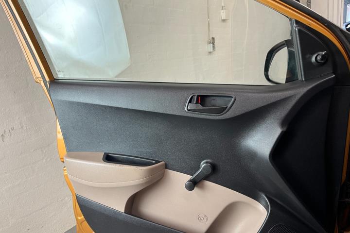 Gul Hyundai i10 fra 2015