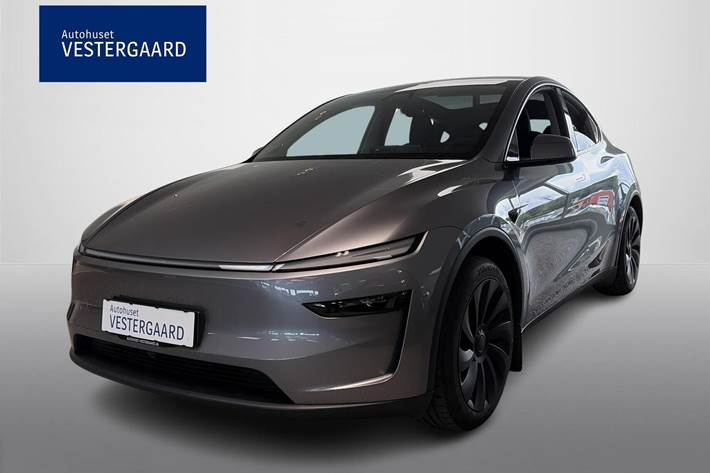 Grå Tesla Model Y fra 2025