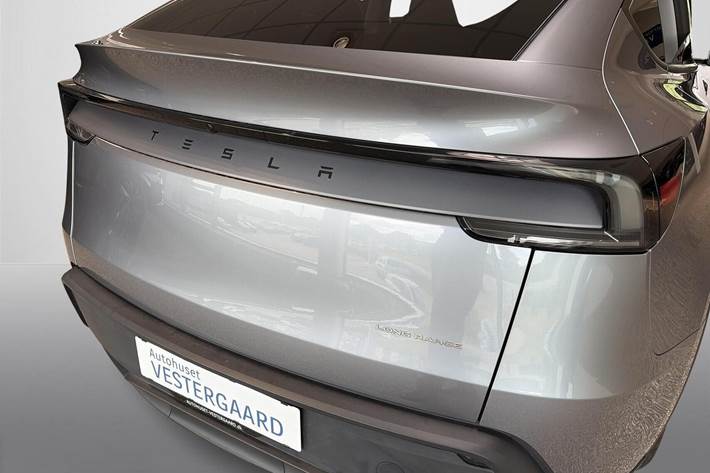 Grå Tesla Model Y fra 2025