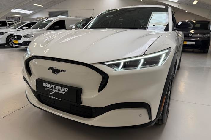 Hvid Ford Mustang Mach-E fra 2021