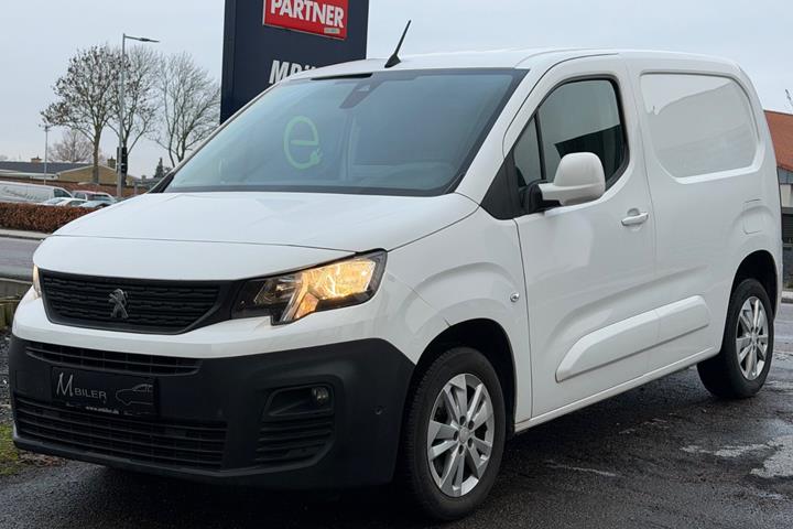Hvid Peugeot Partner fra 2020 set udefra
