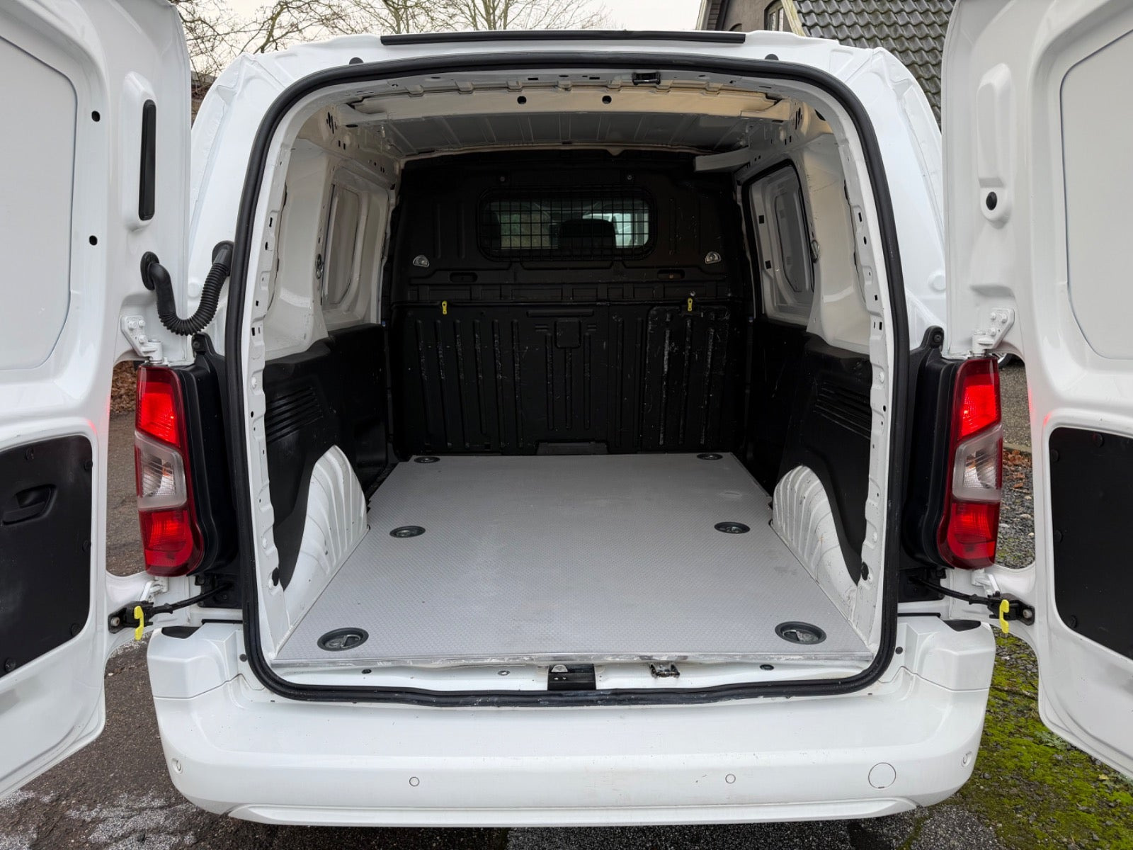 Hvid Peugeot Partner fra 2020
