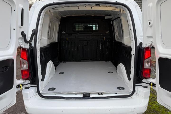 Hvid Peugeot Partner fra 2020