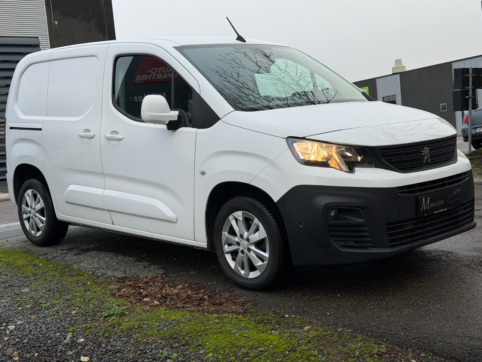 Hvid Peugeot Partner fra 2020