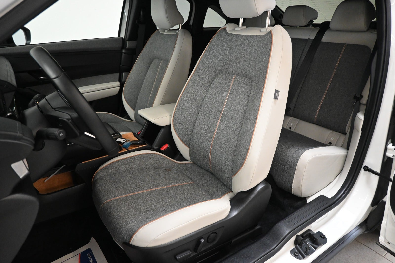 Hvid Mazda MX-30 fra 2024