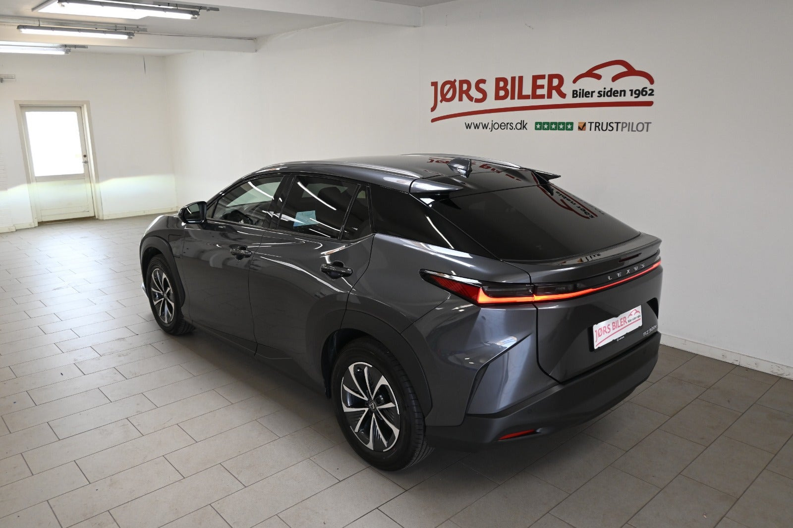 Grå Lexus RZ300e fra 2025 set udefra
