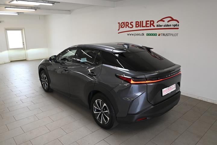 Grå Lexus RZ300e fra 2025 set udefra