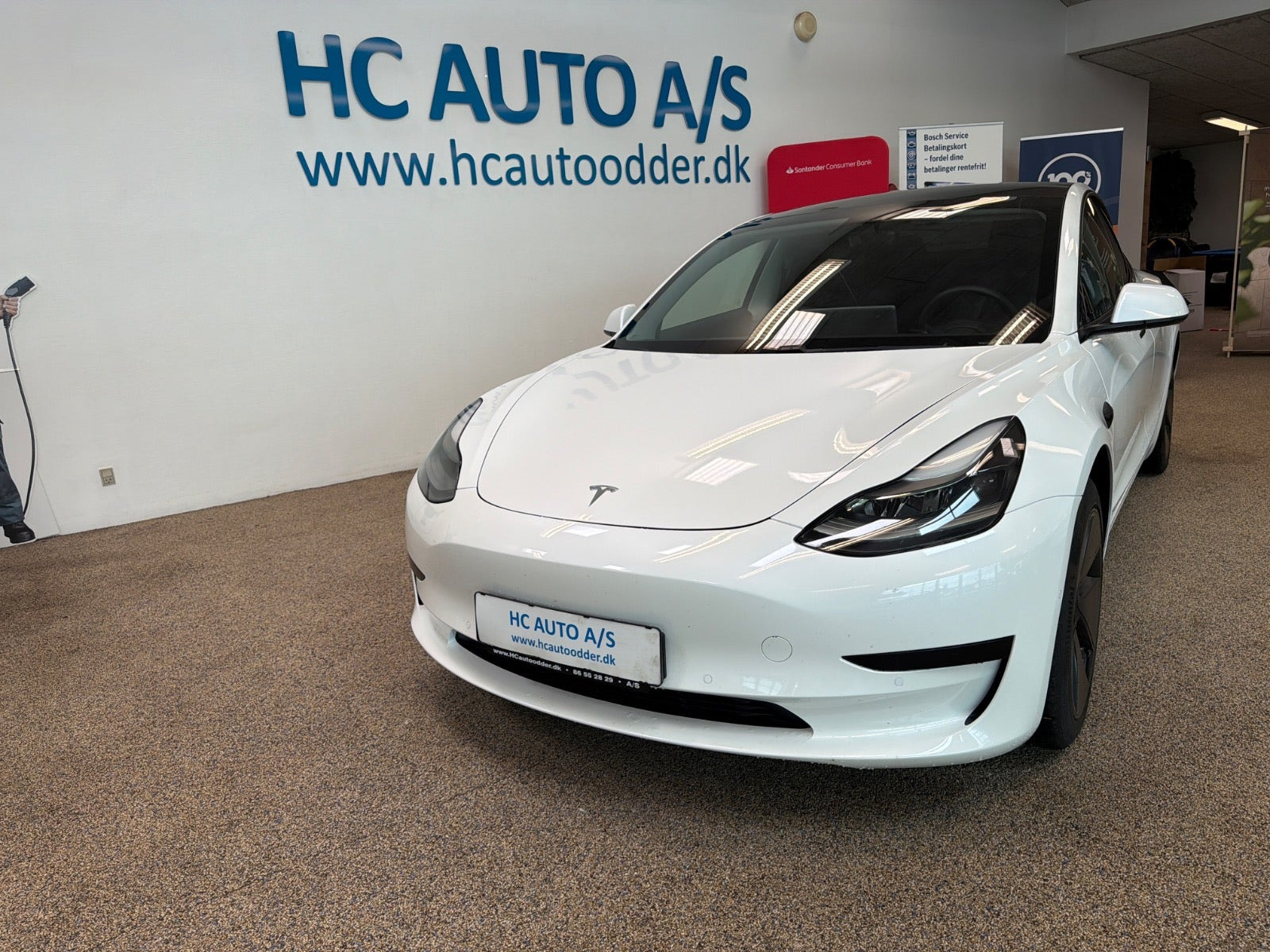 Hvid Tesla Model 3 fra 2021