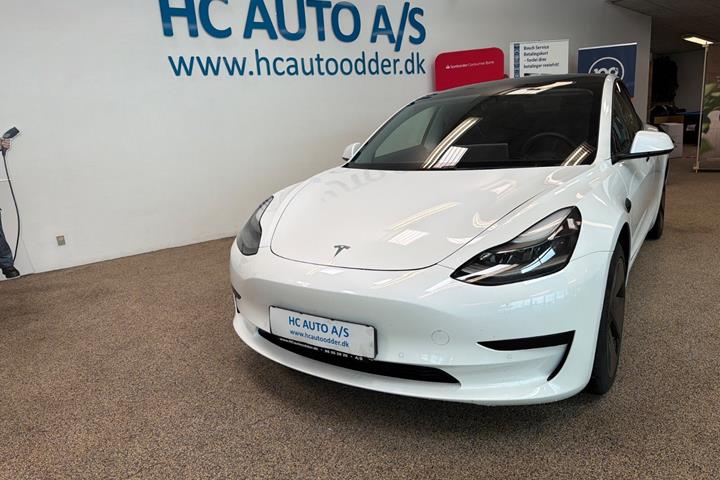 Hvid Tesla Model 3 fra 2021