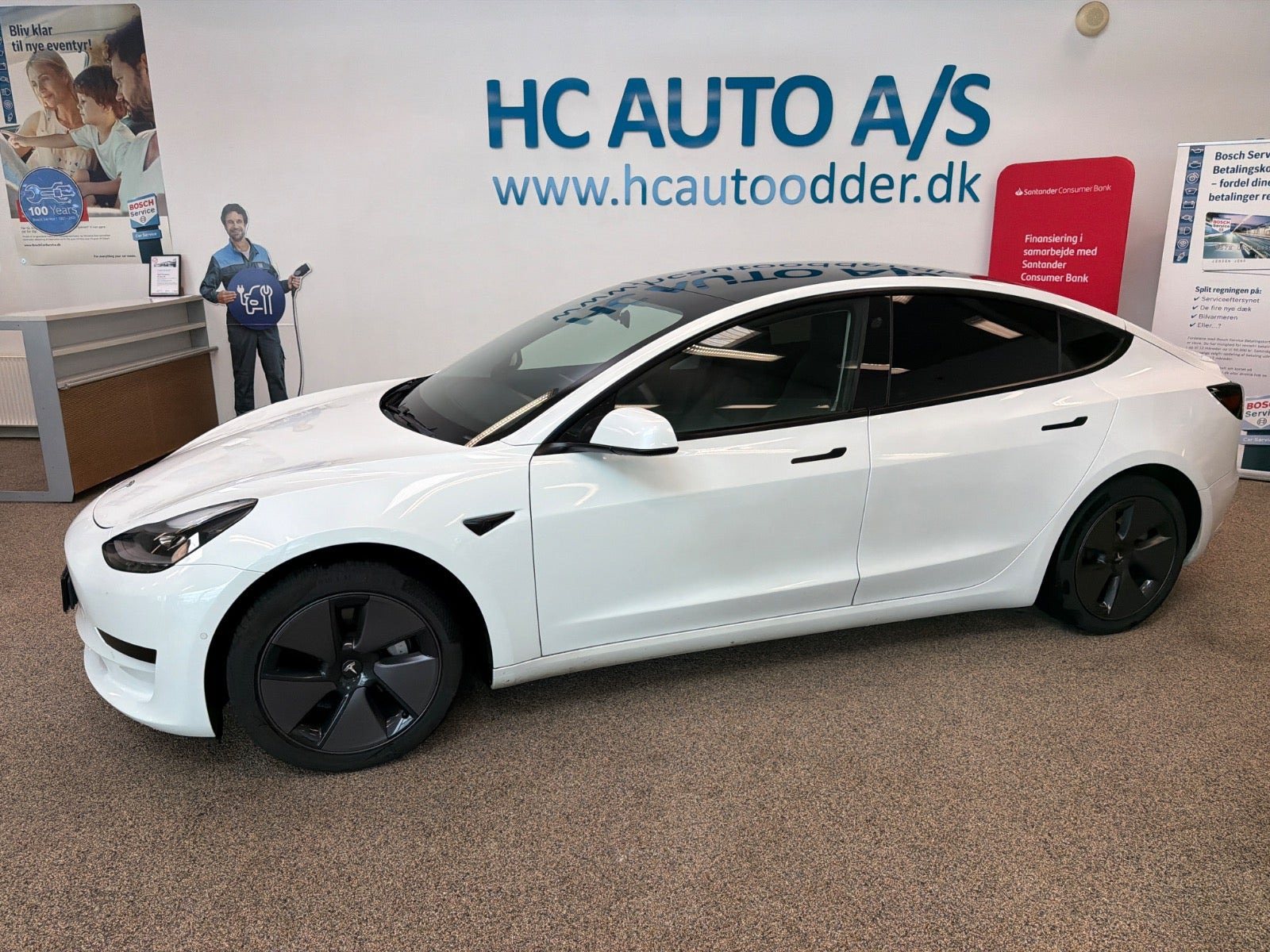 Hvid Tesla Model 3 fra 2021