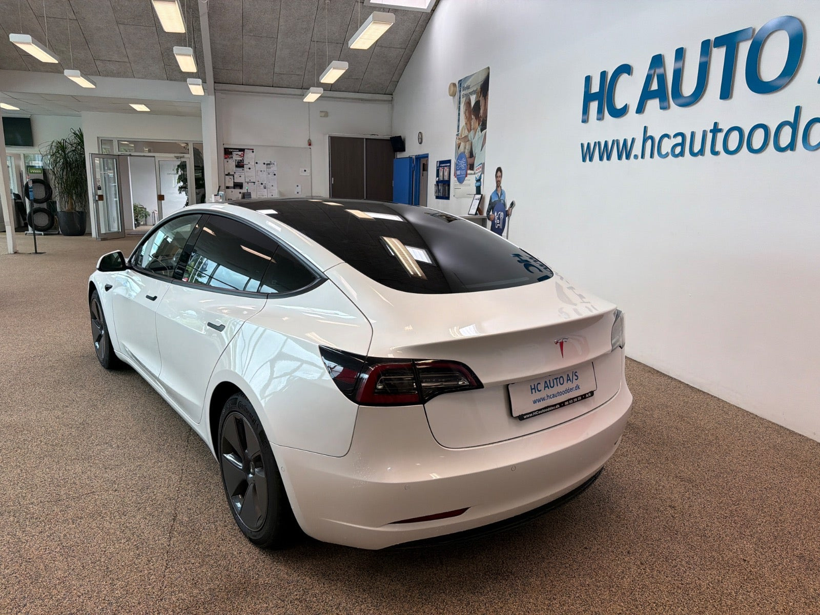 Hvid Tesla Model 3 fra 2021