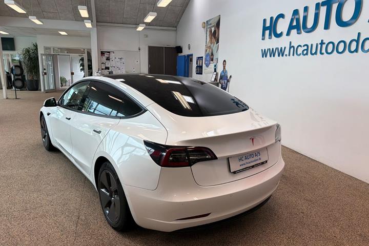 Hvid Tesla Model 3 fra 2021