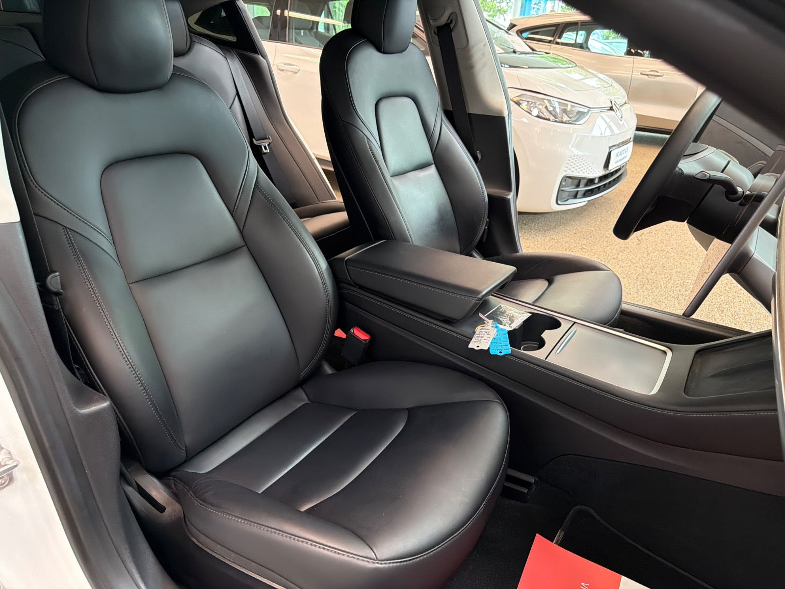 Hvid Tesla Model 3 fra 2021