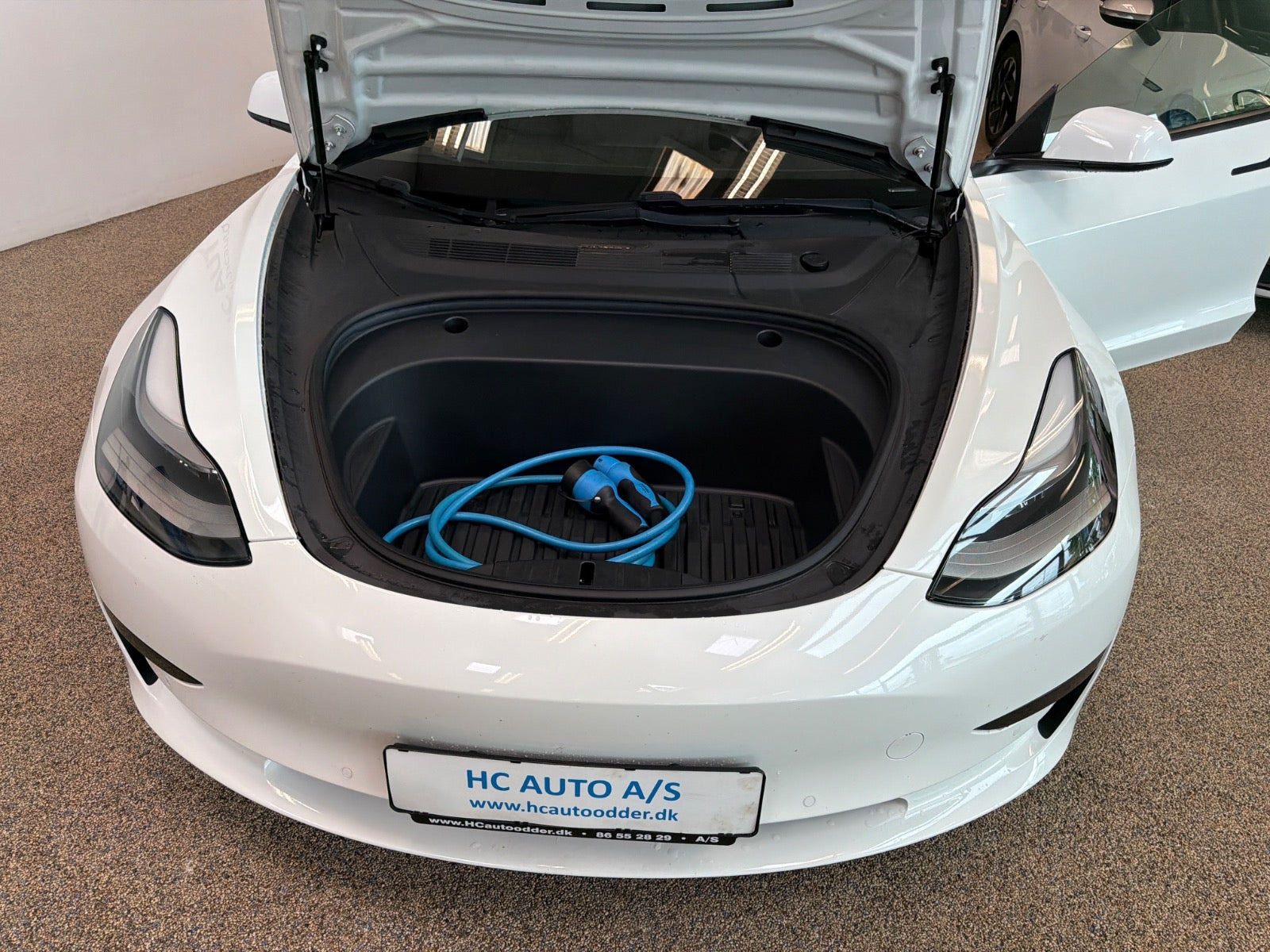 Hvid Tesla Model 3 fra 2021