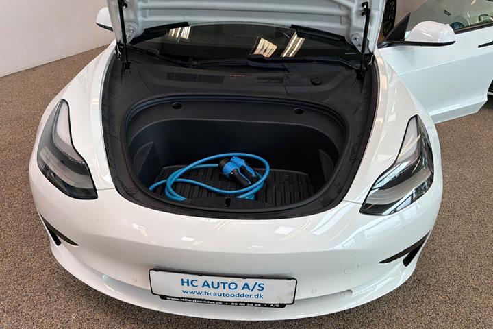 Hvid Tesla Model 3 fra 2021
