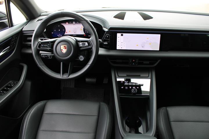 Grå Porsche Macan 4 fra 2025