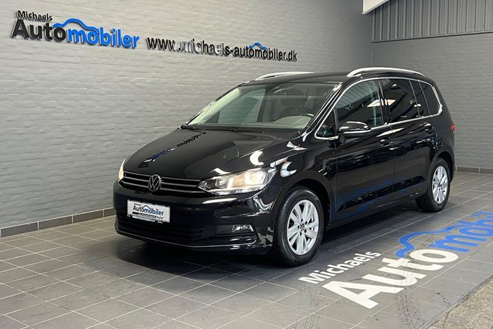 Sort VW Touran fra 2023 set udefra
