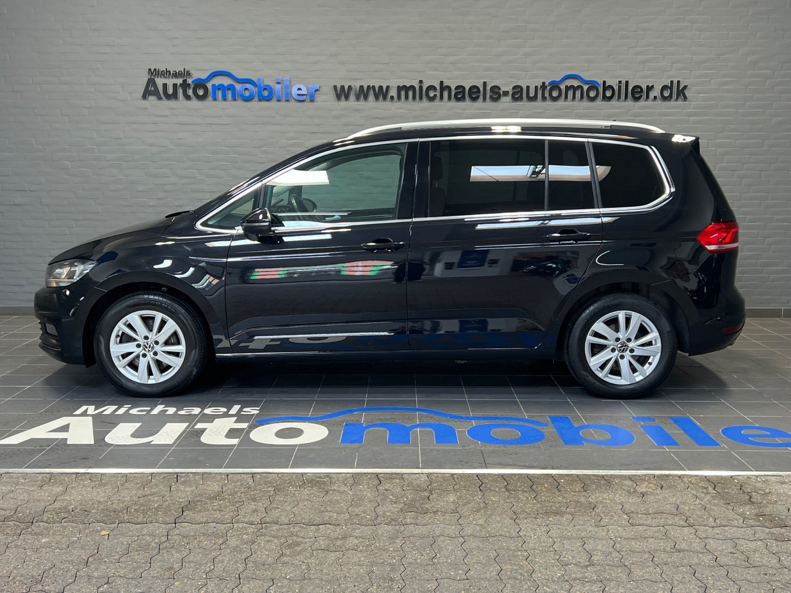 Sort VW Touran fra 2023