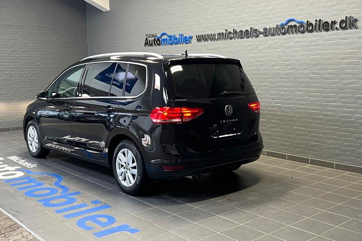 Sort VW Touran fra 2023