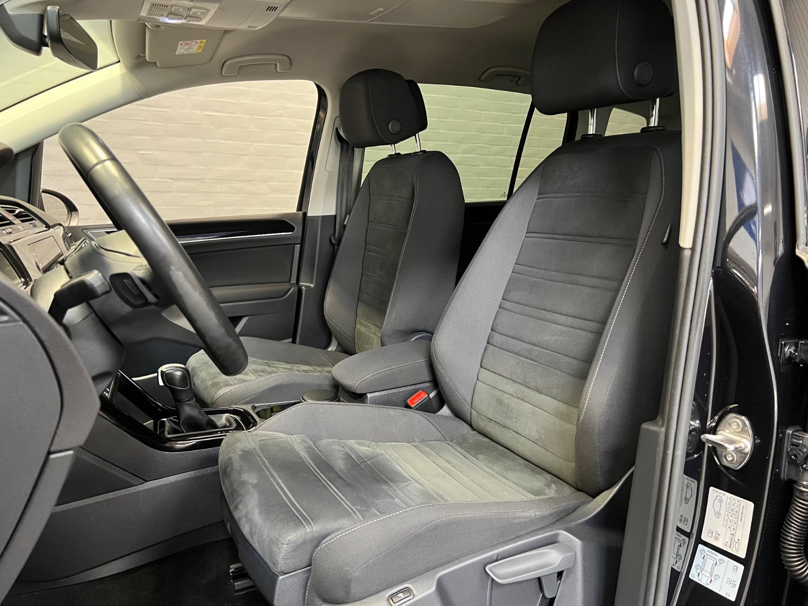 Sort VW Touran fra 2023